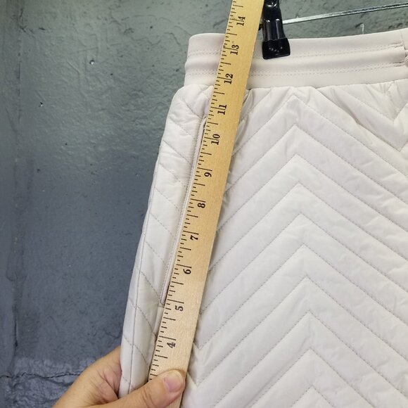 Athleta Apres Ski Shorts Women's 8 Solstice Quilted Cream Pull On Pockets NEW - Picture 15 of 16